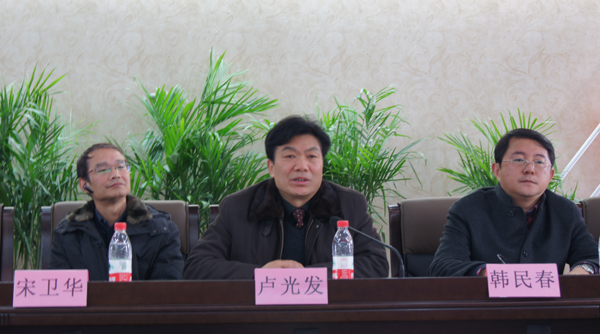 市科协党组书记、主席卢光发在大会上讲话（左二）