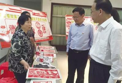 青山:以剪纸为载体 表现廉政文化