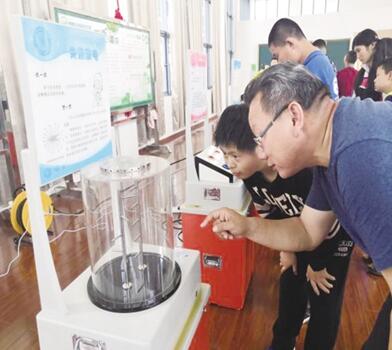 黄陂:扶残助学 赠送81个书包