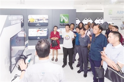 参观展览 考察信息化建设