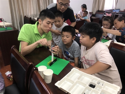 东湖高新:比拼搭建机器人