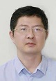 坚持“要治学，先成人；品不立，材不成” ，他带领学生勇攀科研高峰