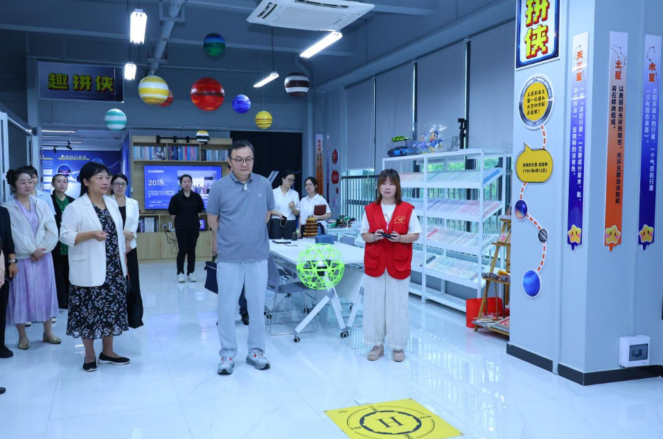  市科协领导调研青山区基层科协改革试点项目