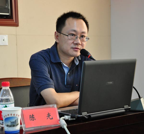 长江日报编委委员,科教部主任陈光作题为《传媒新生态下的报纸转型》