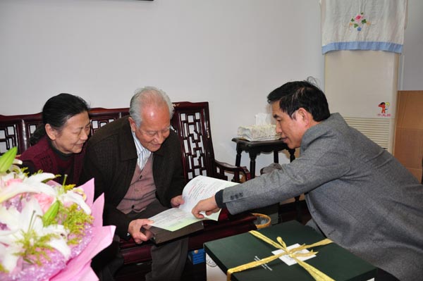 院士中心慰问黄旭华院士生日